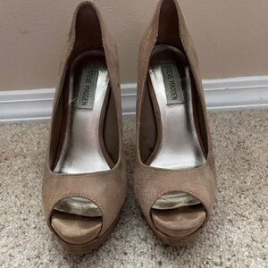 Steven Madden 5in beige suede heels